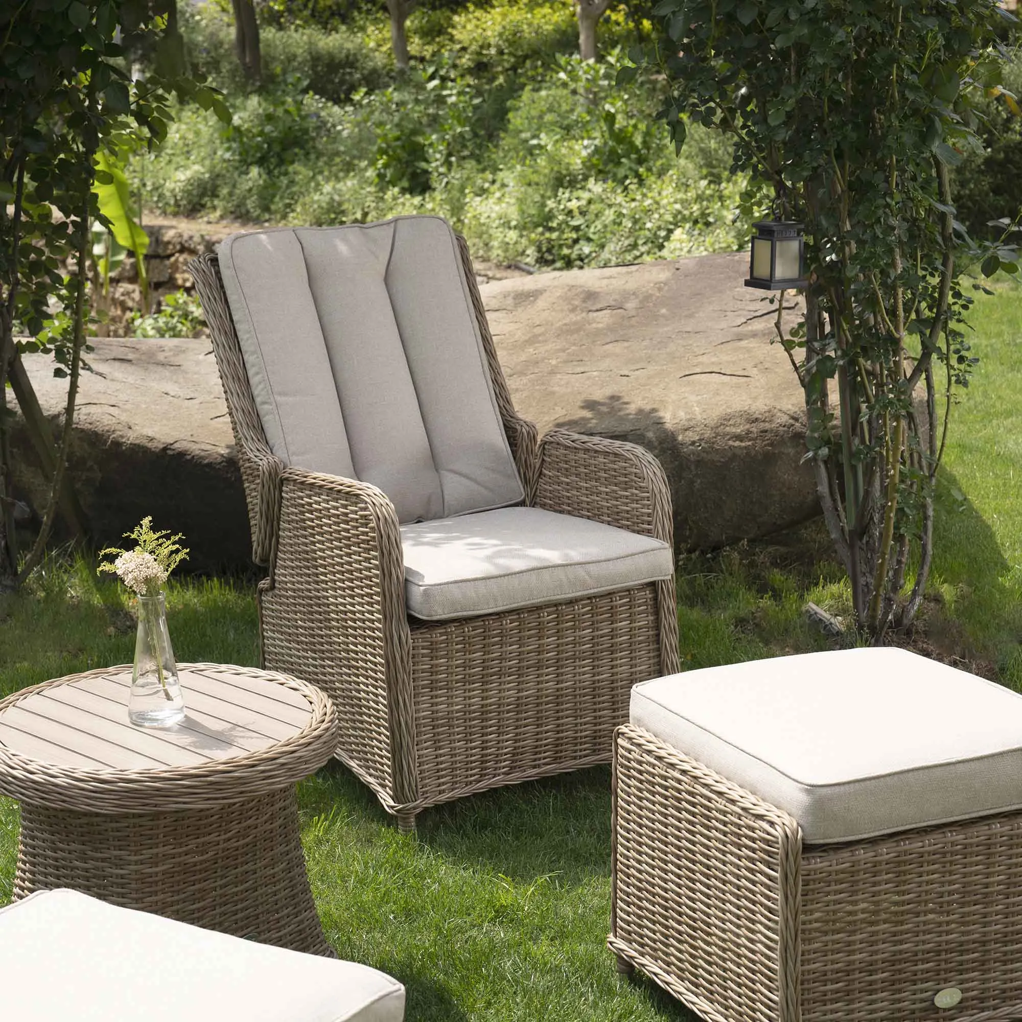 Hampshire 2-Seater Round Wicker Reclining Bistro Set with Stools, Natural