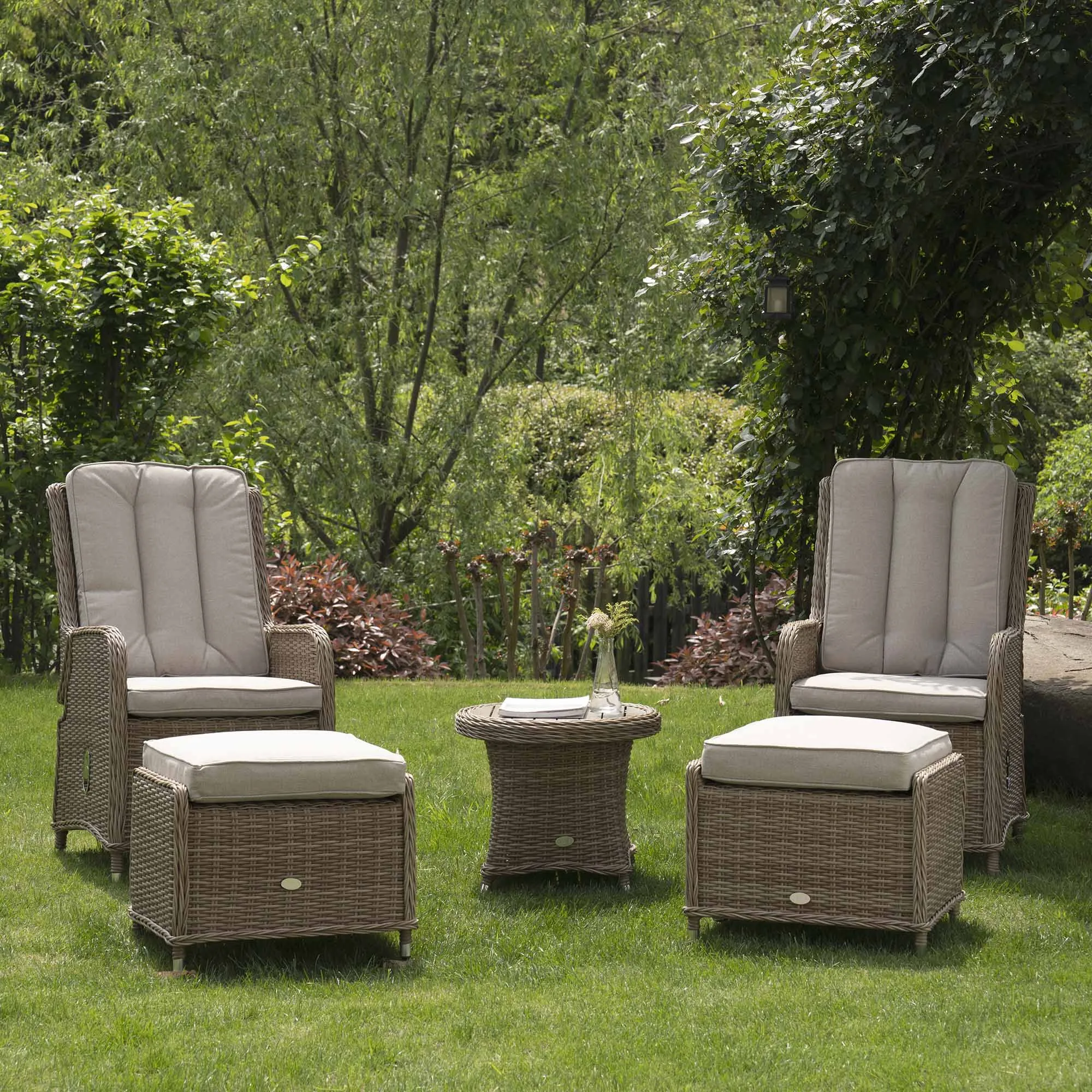 Hampshire 2-Seater Round Wicker Reclining Bistro Set with Stools, Natural