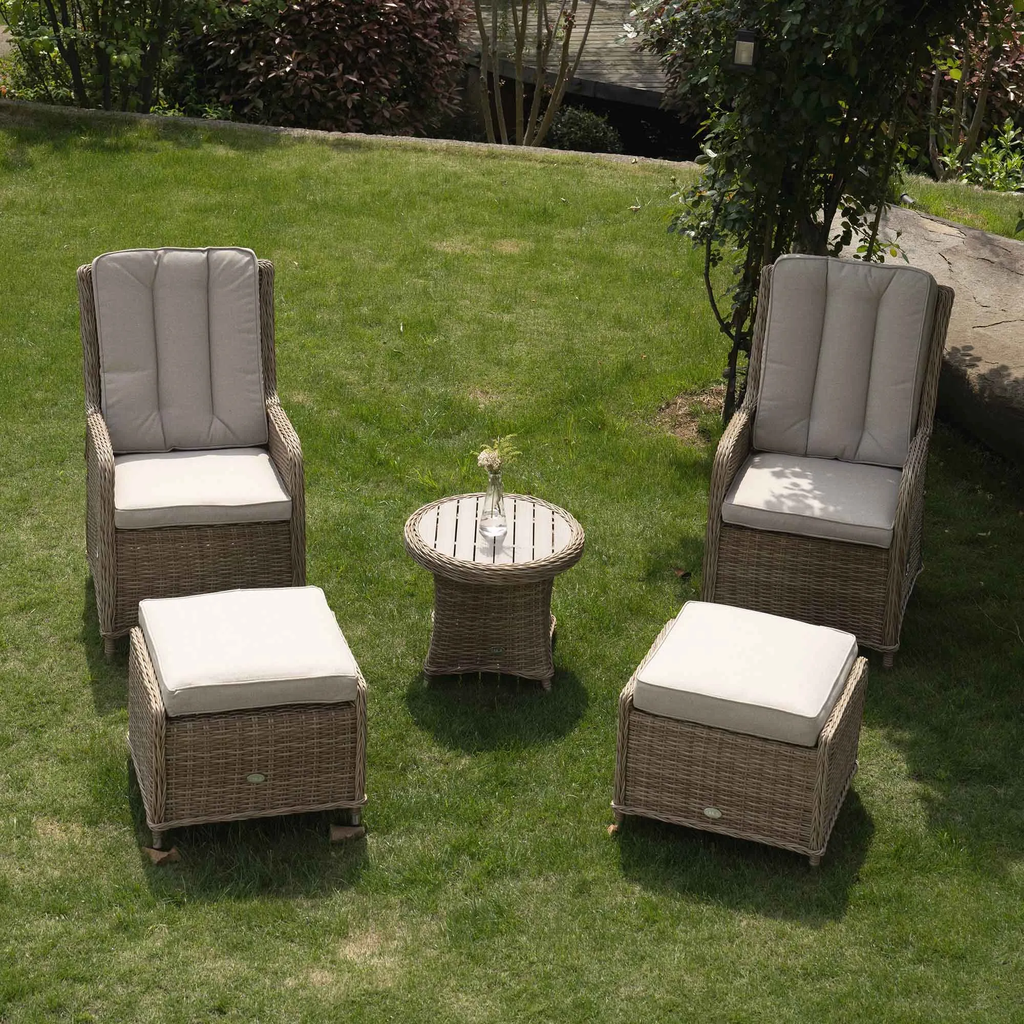 Hampshire 2-Seater Round Wicker Reclining Bistro Set with Stools, Natural