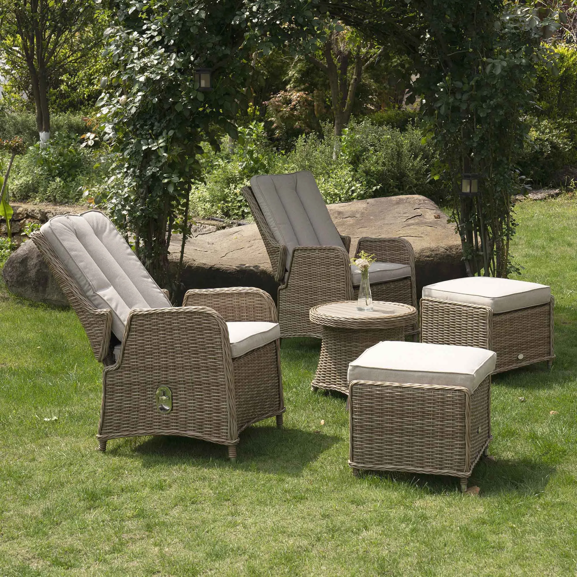 Hampshire 2-Seater Round Wicker Reclining Bistro Set with Stools, Natural